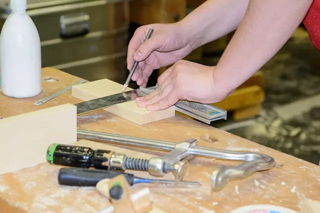 Les Secrets d'un Menuisier Rapide : Techniques et Astuces