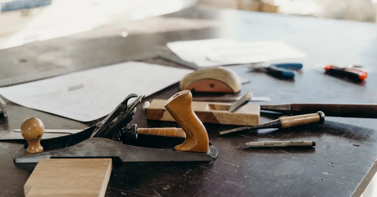 Les Outils Indispensables pour un Menuisier Rapide