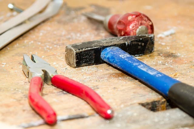Les Outils Essentiels pour un Menuisier Rapide